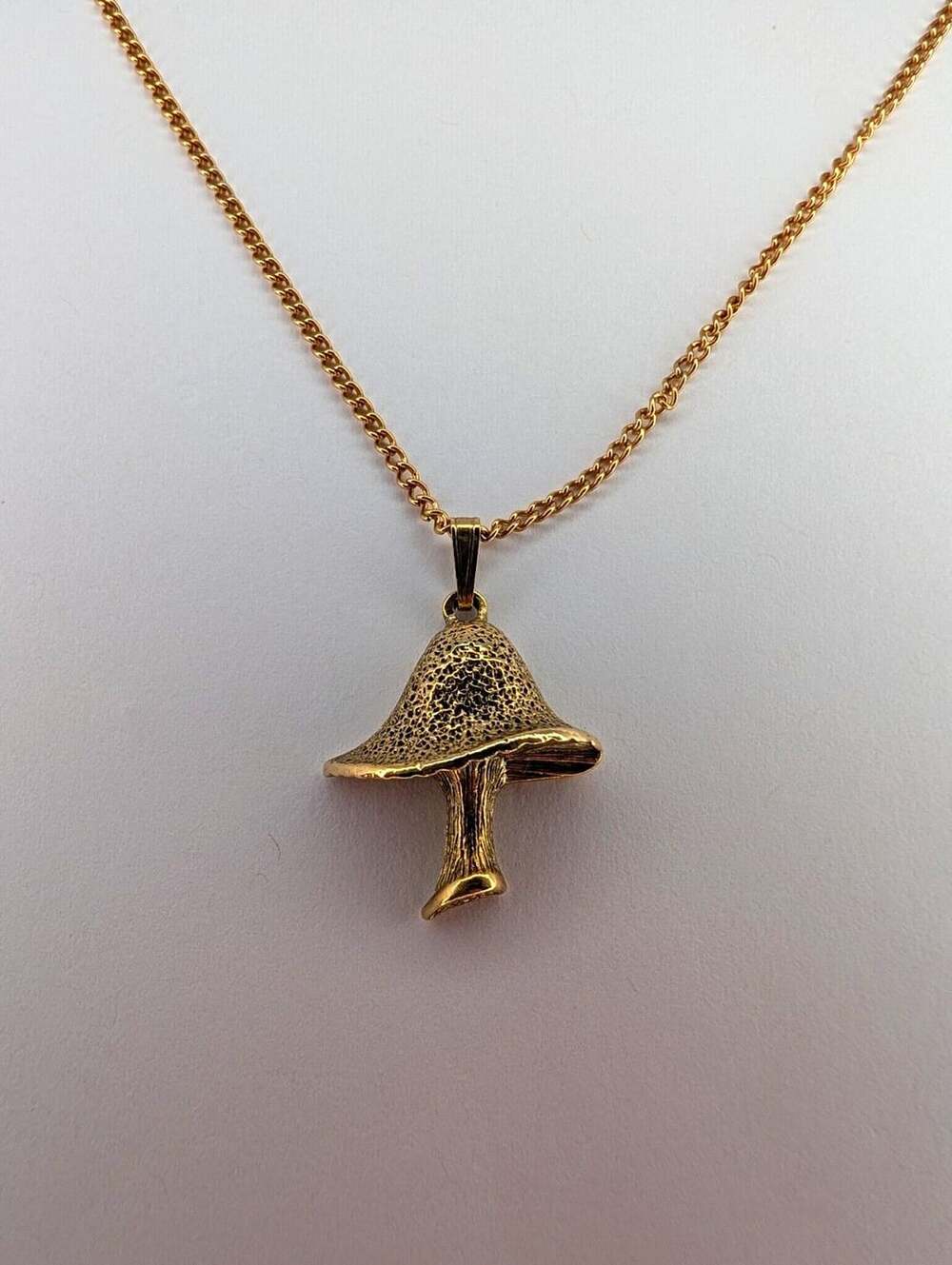 vintage Sarah Coventry gold-tone mushroom pendant necklace